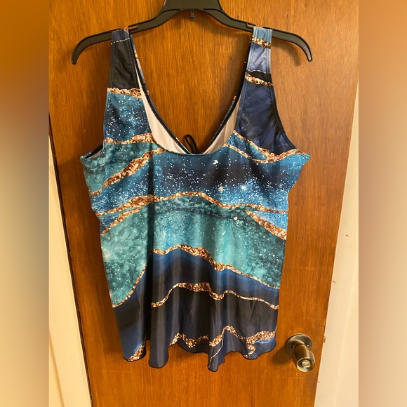 NWOT beautiful patterned tankini top, size 2X - Picture 2 of 11